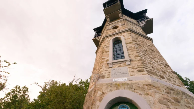 Kamptalwarte am Heidenreichstein, © Matthias Schickhofer Steinerner Aussichtsturm mit Fenstern und Inschrift, umgeben von Bäumen.