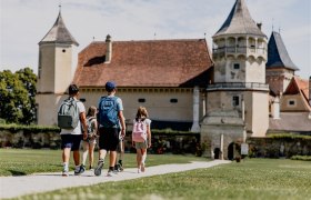Renaissanceschloss Rosenburg, © Waldviertel Tourismus, Matthias Streibel Kinder mit Rucksäcken gehen auf ein Schloss zu.