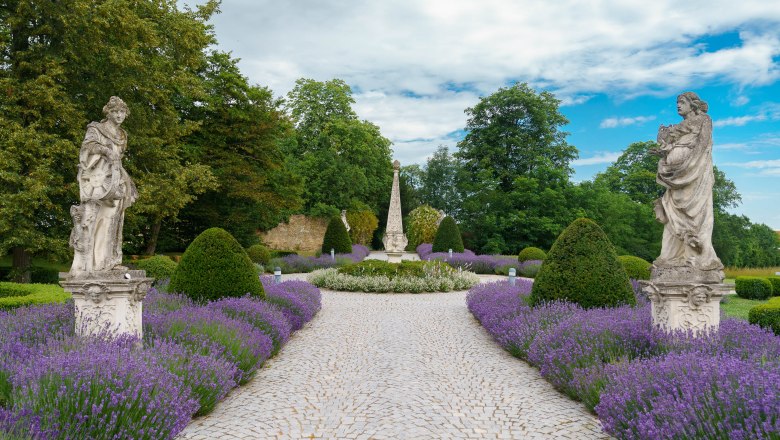 Stift Altenburg, © Martina Draper Garten mit Lavendel, Statuen und Obelisk im Stift Altenburg.