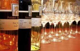 Weine vom Winzergut Prabatsch-Aichinger, © Winzergut Prabatsch-Aichinger Weinflaschen und Gläser auf einem Tisch.