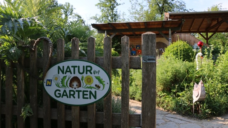 "Natur im Garten" Erlebniswelt, © "Natur im Garten", Anja Buchinger Eingang zu einem Garten mit einem Schild 'Natur im Garten'.