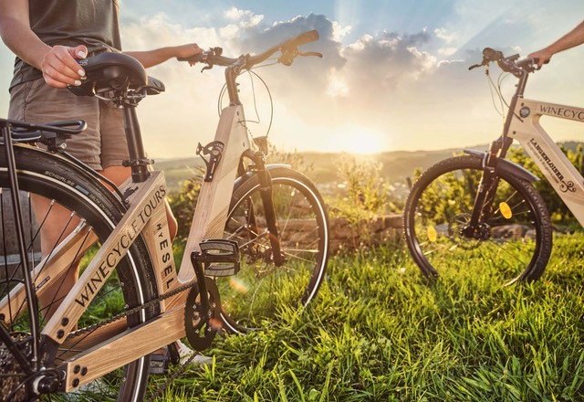 Geführte Touren mit dem Holz E-Bike, © WinEcycle Tours Geführte Touren mit dem Holz E-Bike, © WinEcycle Tours
