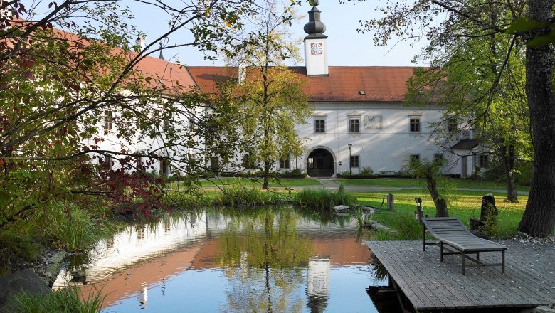 Park im Innenhof Schloss Schiltern, © Natur im Garten/Alexander Haiden Innenhof von Schloss Schiltern mit Teich und Liegestuhl.