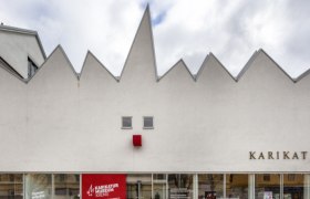 Karikaturmuseum Krems, © Karikaturmuseum Krems/Faruk Fassade des Karikaturmuseums Krems mit gezacktem Dach und rotem Quadrat.