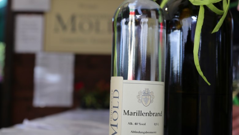 Weingut Erwin & Christa Fichtenbauer-Mold, © Waldviertel Tourismus_Theresia Steinkellner Stand Eine Flasche Marillenbrand vom Weingut Fichtenbauer-Mold auf einem Tisch.