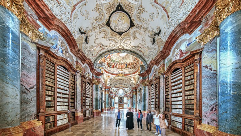 Pr&auml;chtiger Barocksaal mit kunstvoller Decke und B&uuml;cherregalen im Stift Altenburg.