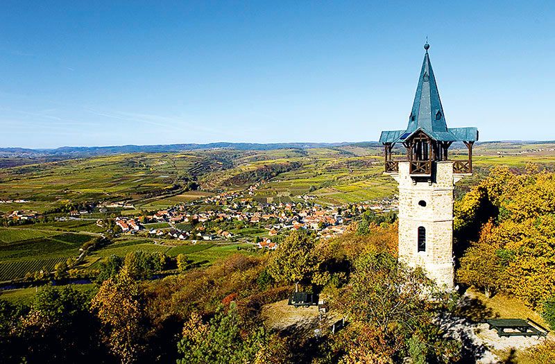 Kamptalwarte auf einem Hügel mit Blick auf eine weite Landschaft und ein Dorf.