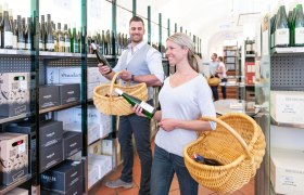 Einkaufen in der Gebietsvinothek im Ursin Haus, © Waldviertel Tourismus/Studio Kerschbaum