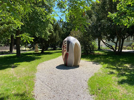 Skulptur einer begehbaren Riesenbohne