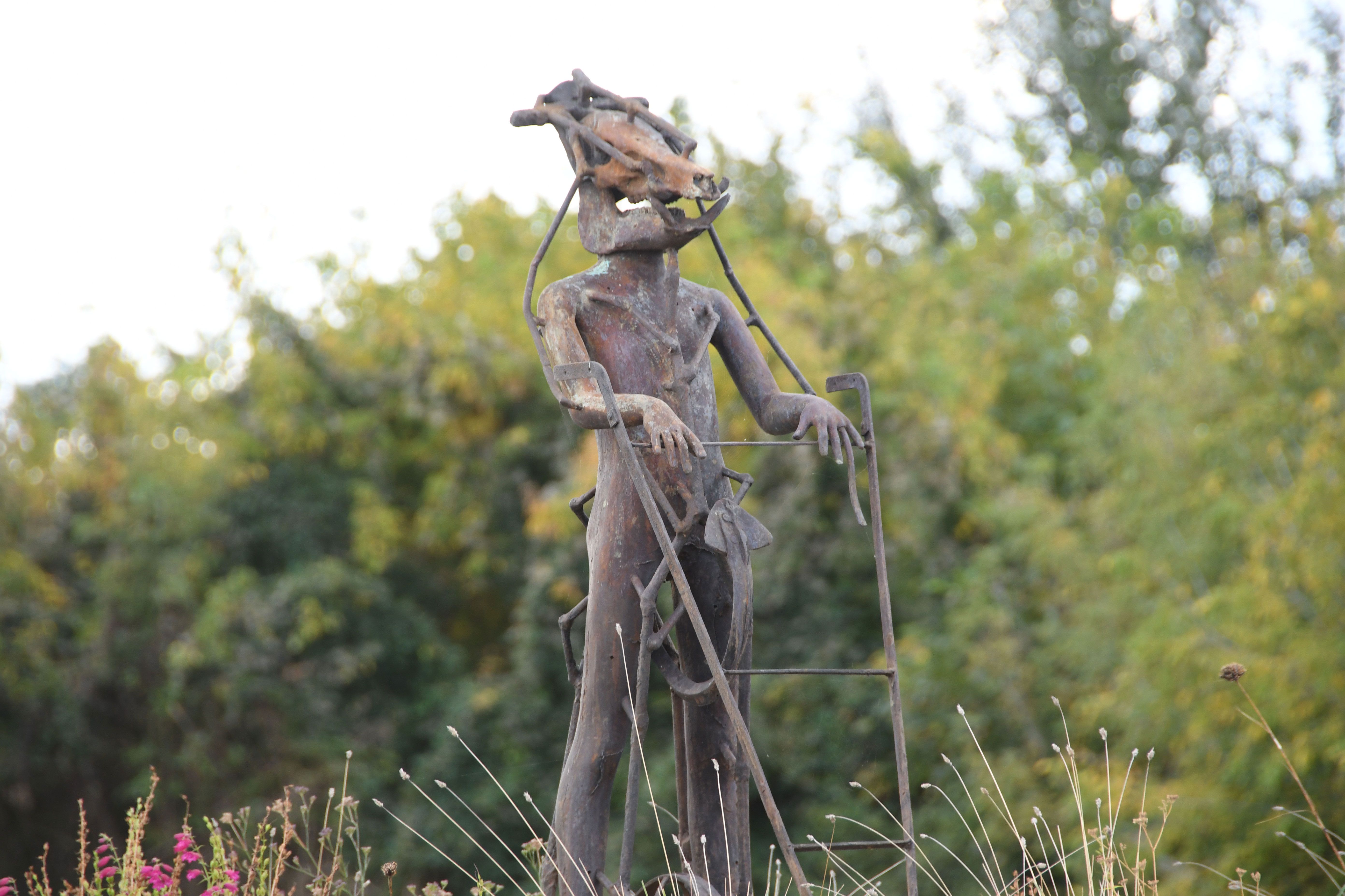 Skulptur „Eberkopfjüngling mit Pflug“