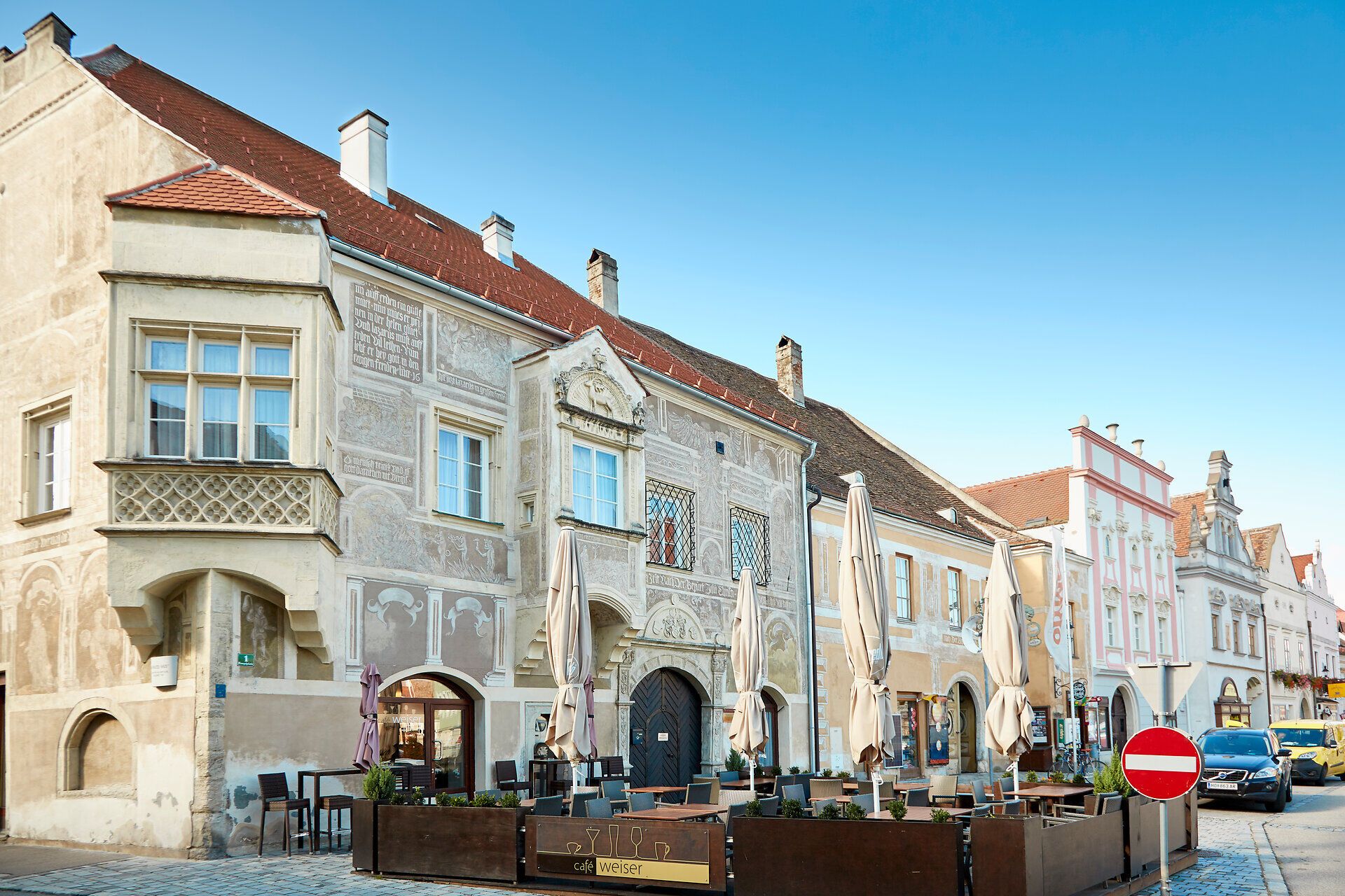 Die charmanten, historisch verzierten Fassaden der Stadtmauerstadt laden zum Verweilen ein. Unter den schattigen Sonnenschirmen der gemütlichen Cafés genießen Besucher die entspannte Atmosphäre und die malerische Umgebung. Hier verschmelzen Geschichte und Lebensfreude zu einem unvergesslichen Erlebnis.