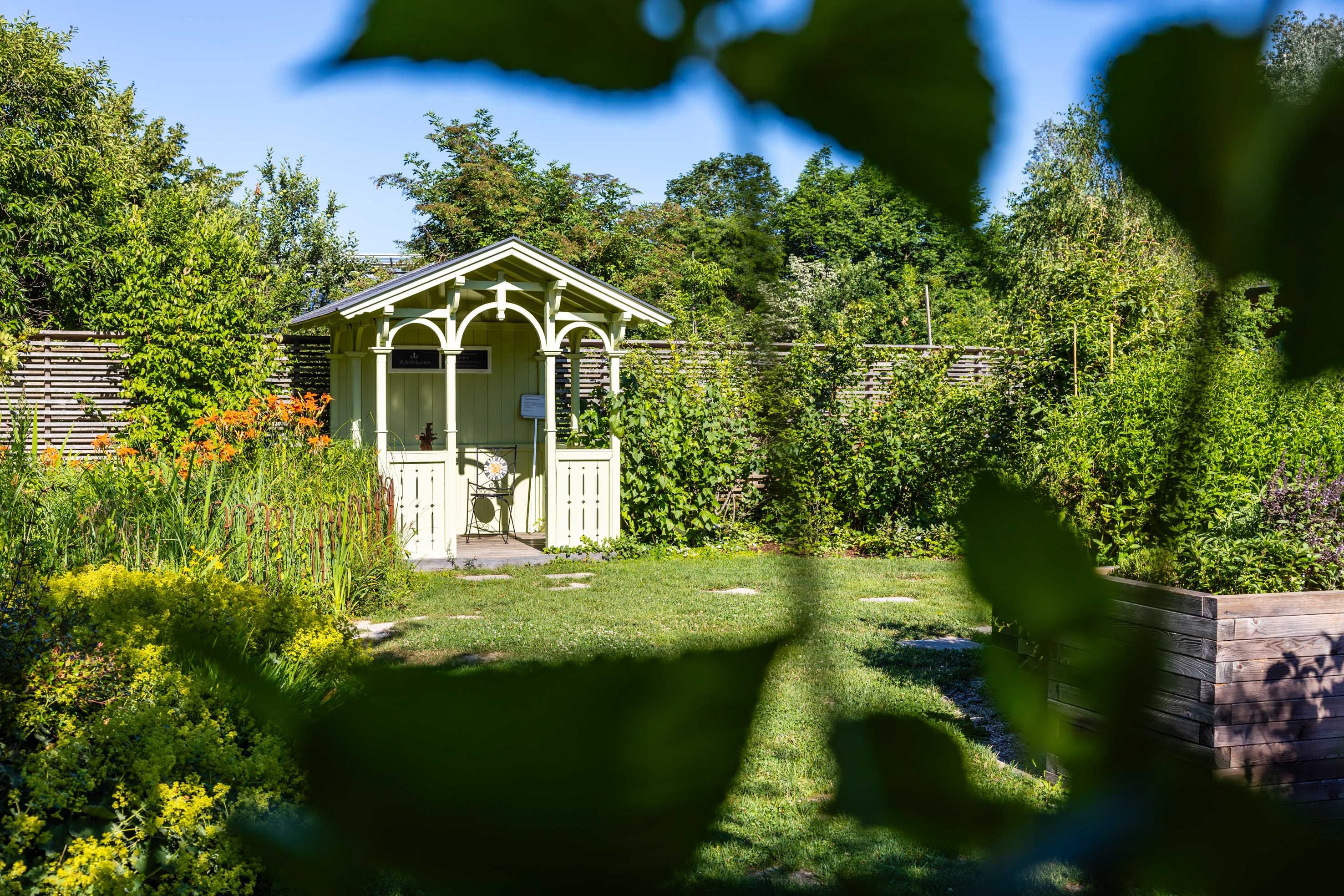 Gartenhäuschen in einem Mustergarten