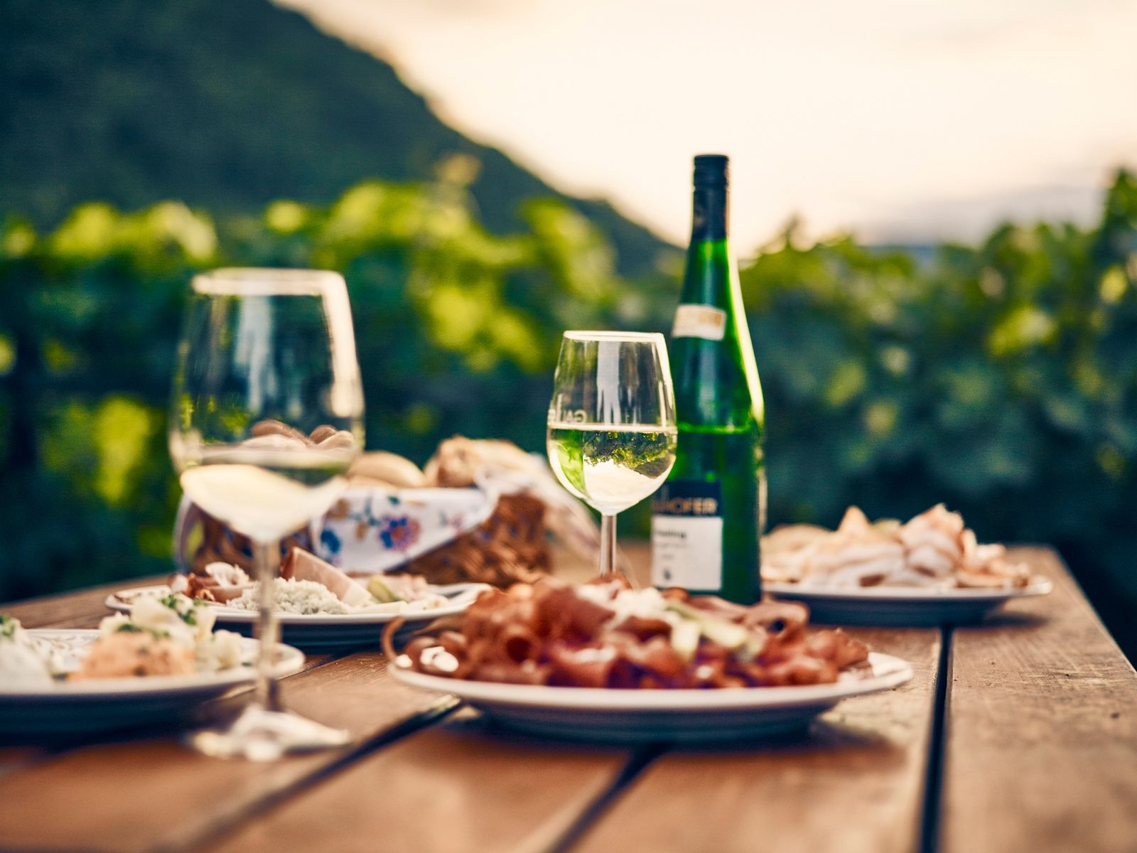Beim Heurigen Wein und regionale Spezialitäten genießen