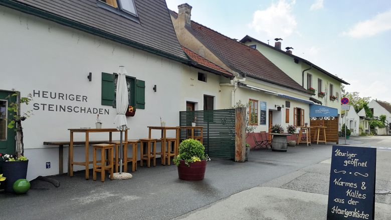 Straße mit Heurigenlokalen in Langenlois, Österreich.