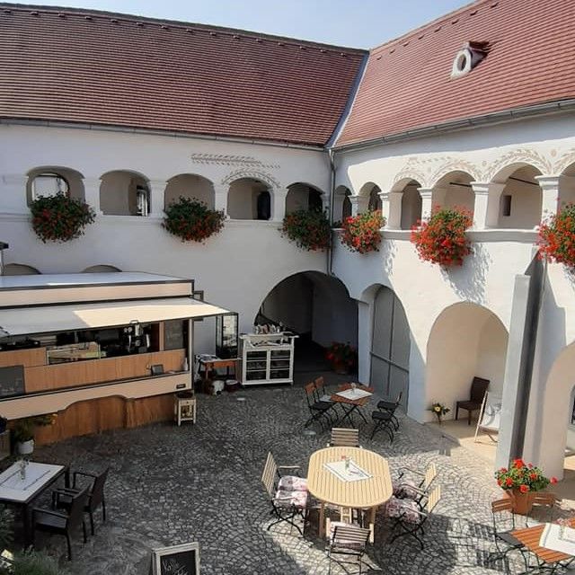Innenhof mit Restaurant