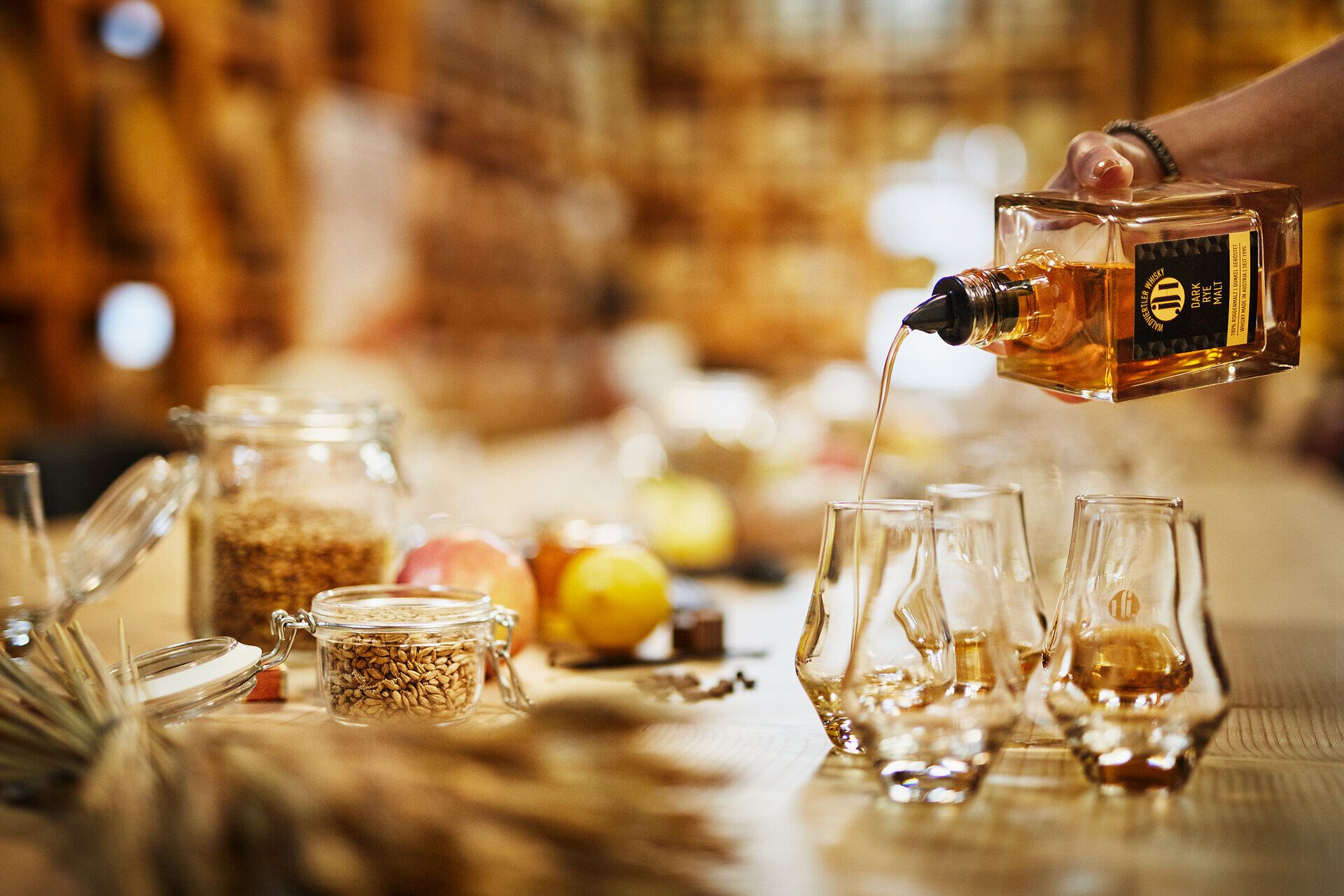 In der Whisky-Erlebniswelt entfaltet sich ein verführerisches Aroma, während goldene Tropfen sanft in die Gläser fließen. Umgeben von der rustikalen Atmosphäre der Destillerie, laden die sorgfältig ausgewählten Zutaten zu einem genussvollen Erlebnis ein.