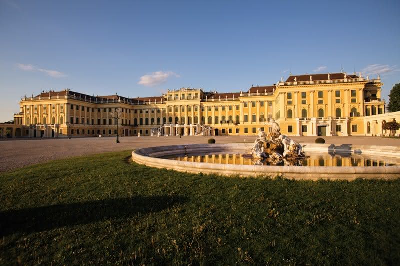 Schloss Schönbrunn mit einem Brunnen im Vordergrund
