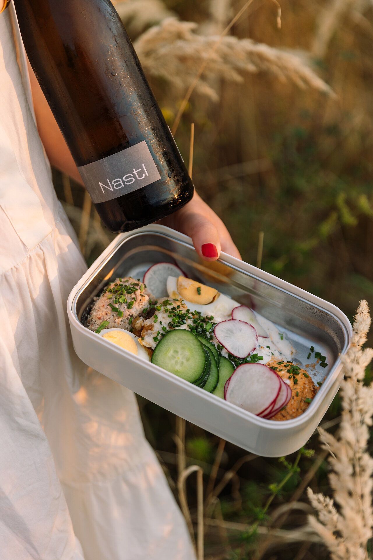 Ein Picknick im Sommer, umgeben von der sanften Hügellandschaft des Kamptals, lädt dazu ein, die köstlichen Aromen der Region zu genießen. Frische Gurken und Radieschen, zusammen mit einem spritzigen Most, schaffen eine perfekte Harmonie für entspannte Stunden in der Natur.