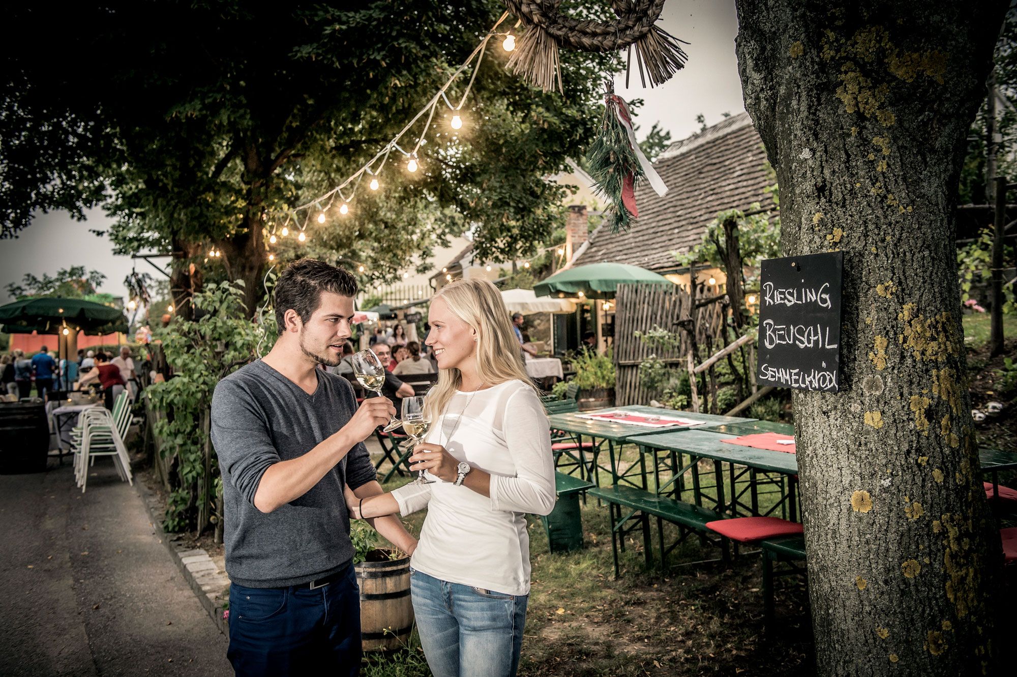 Eine Frau und ein Mann mit einem Weinglas in der Hand.