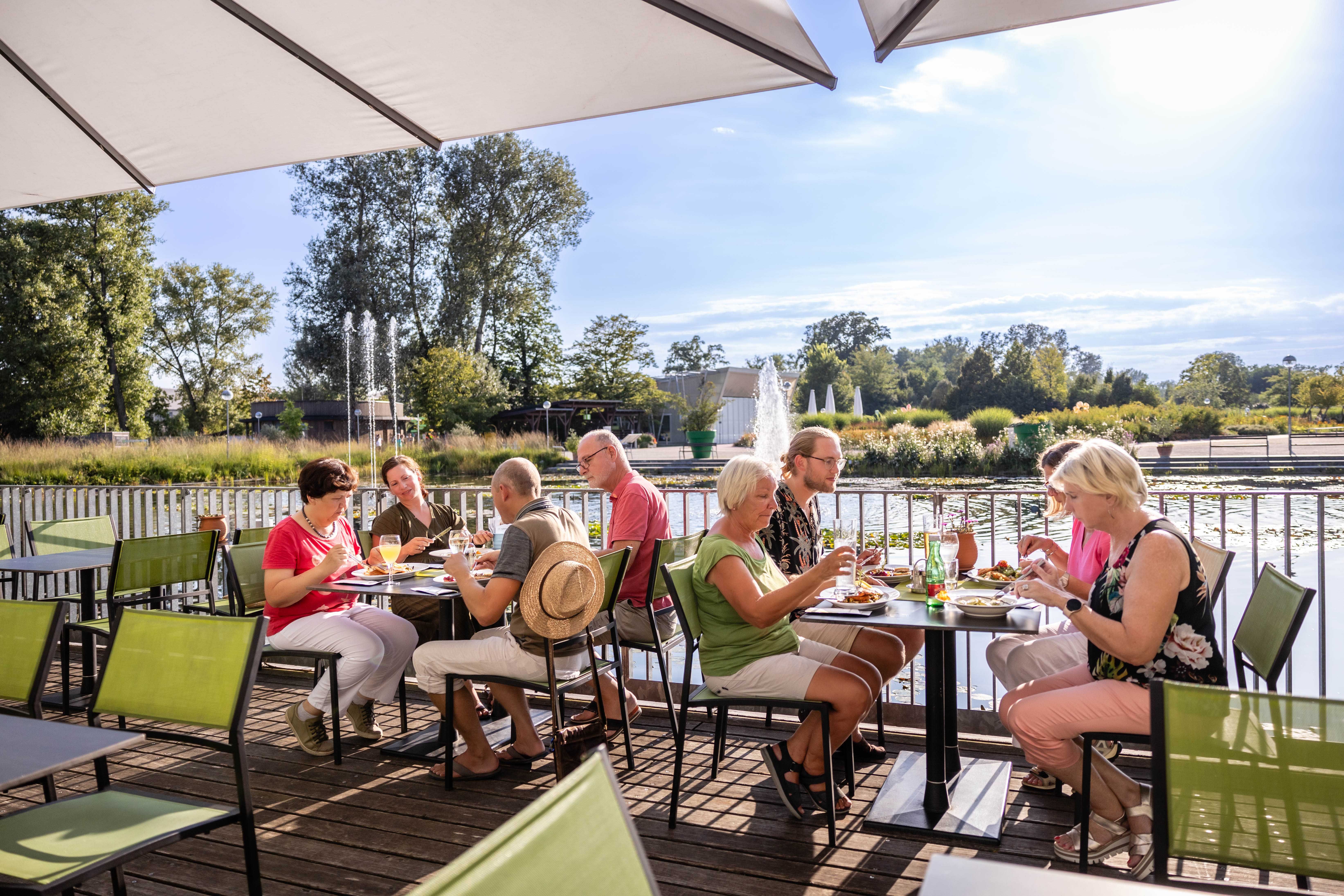 Gruppe sitzt im Restaurant der GARTEN TULLN