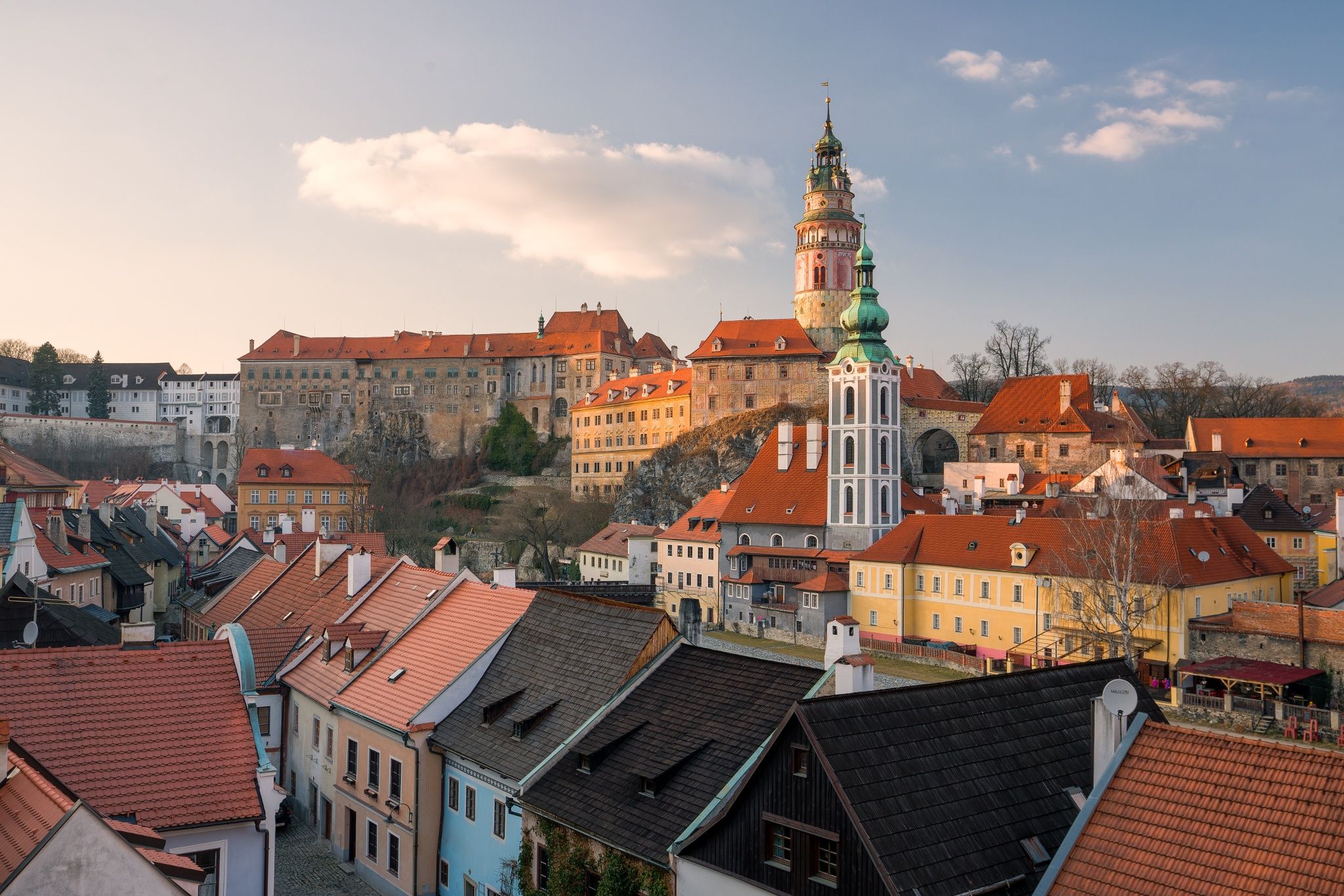 Eine Stadt mit Kirchturm und bunten Häusern. 