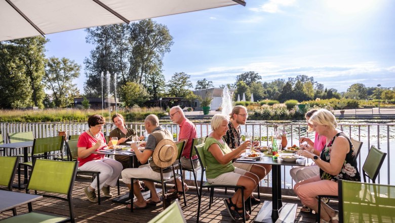 Gruppe sitzt im Restaurant der GARTEN TULLN