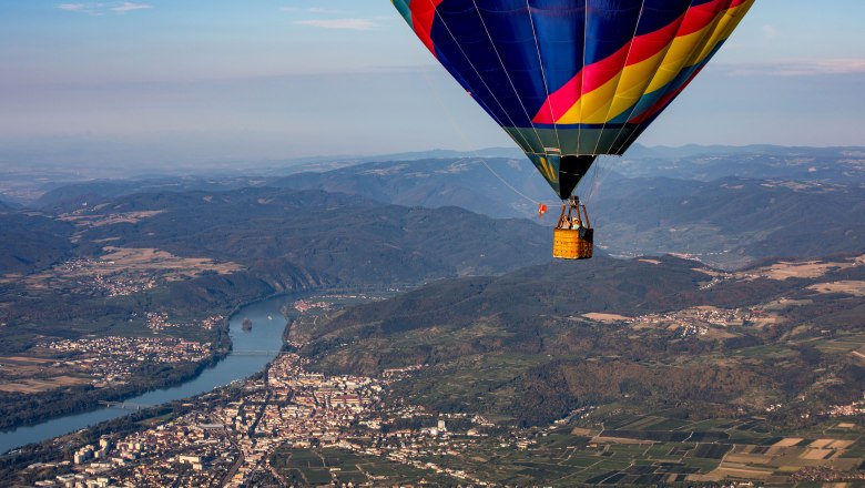Hei&szlig;luftballon &uuml;ber der Wachau mit Blick auf die Donau und umliegende Landschaft.