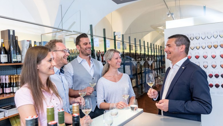 Weine kosten und kaufen im Ursin Haus, © Waldviertel Tourismus/Studio Kerschbaum