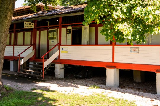 Freizeitanlage Kamp mit historischem Badehaus in rot-weiß, © POV Robert Herbst