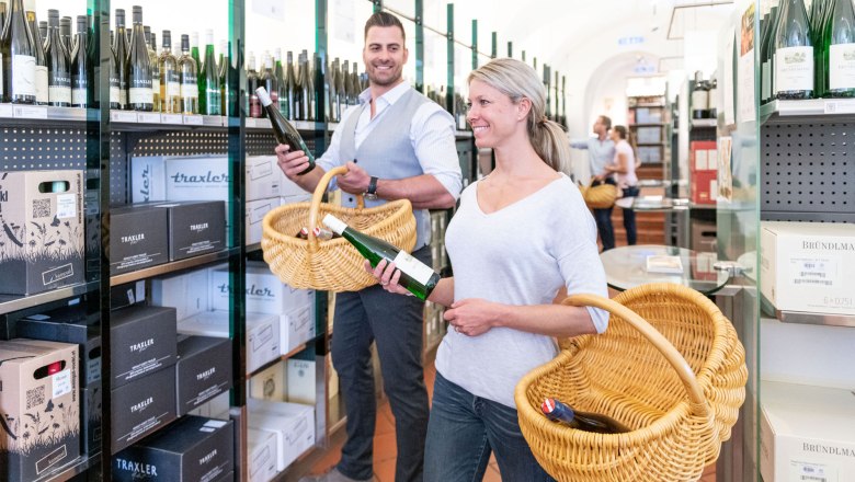 Einkaufen in der Gebietsvinothek im Ursin Haus, © Waldviertel Tourismus/Studio Kerschbaum