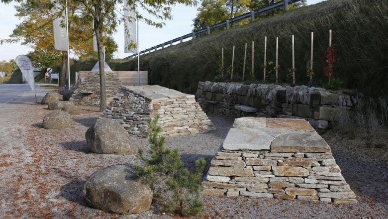 Natursteinpyramiden, &copy; Freunde der Gartenbauschule Langenlois