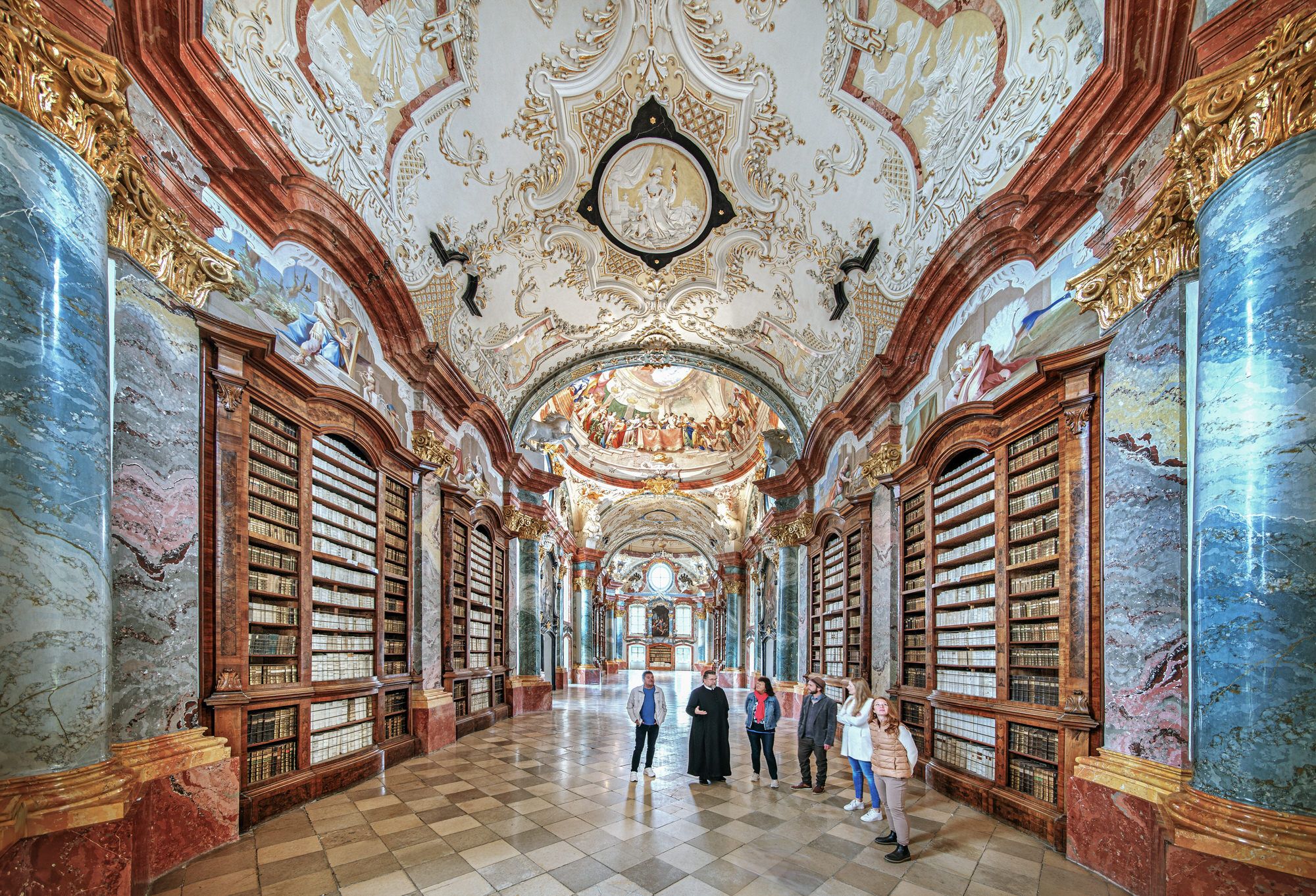 Prächtiger Barocksaal mit kunstvoller Decke und Bücherregalen im Stift Altenburg.
