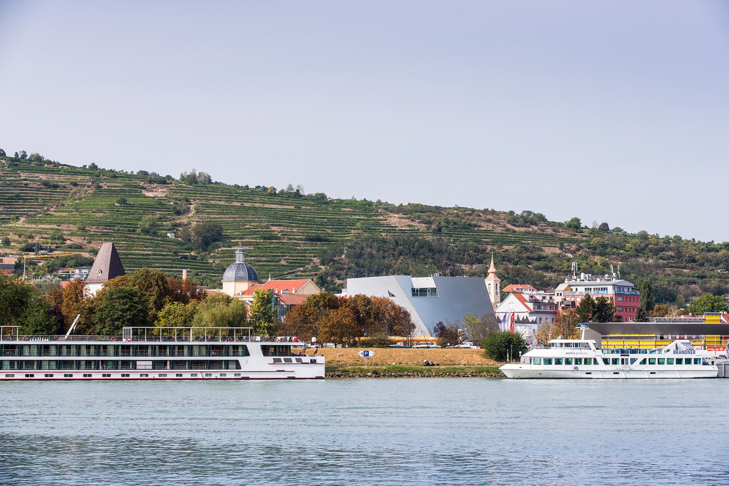 Landesgalerie Niederoesterreich von der Donau aus 