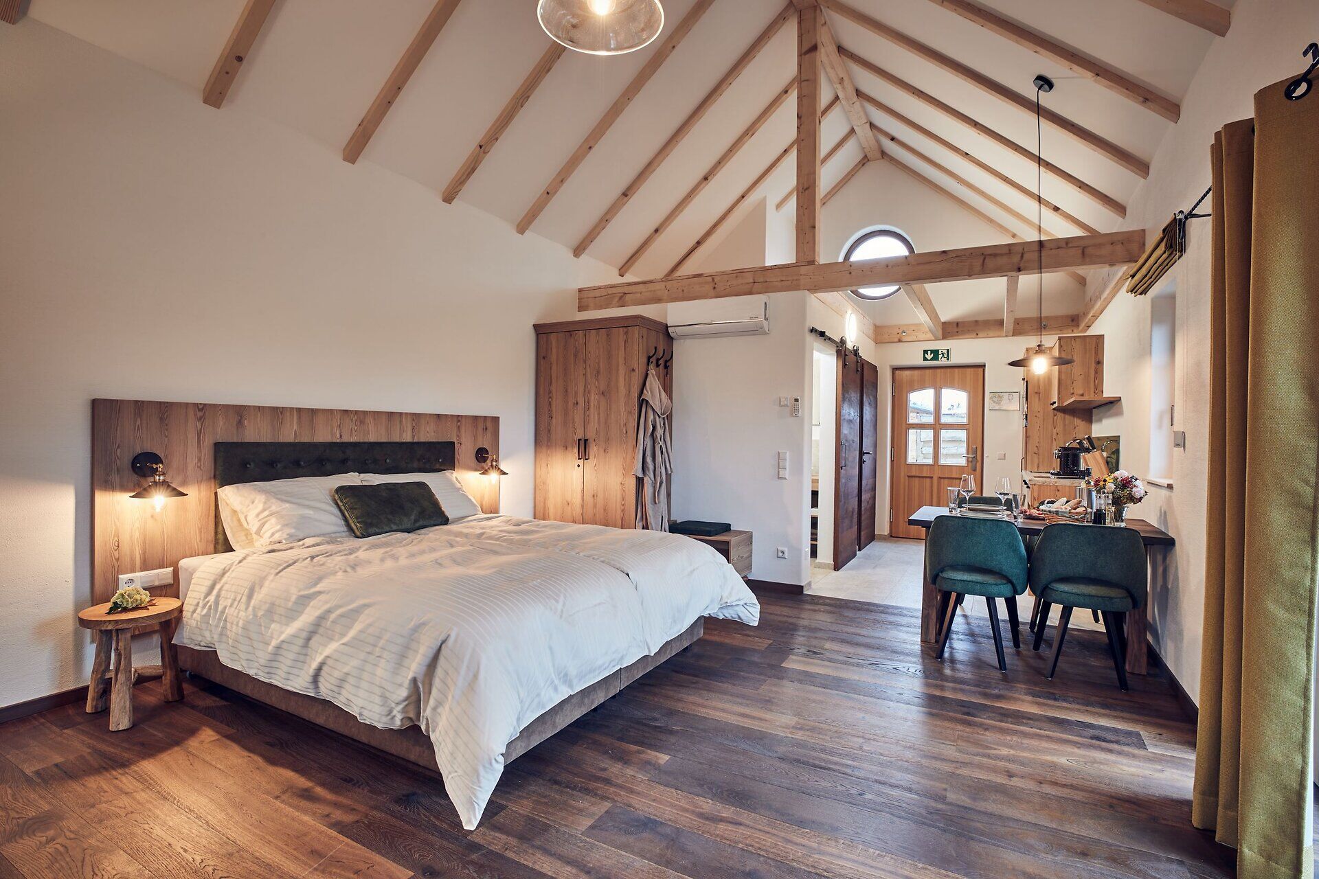 Inmitten einer harmonischen Landschaft strahlt das Chalet eine einladende Gemütlichkeit aus. Die warmen Holztöne und das moderne Design schaffen eine entspannte Atmosphäre, ideal für eine Auszeit in der Natur. Genießen Sie die Ruhe und die malerische Umgebung, während Sie sich auf eine unvergessliche Zeit vorbereiten.
