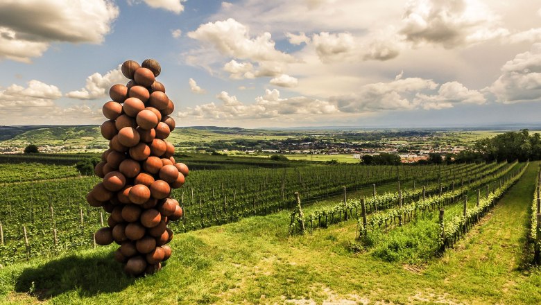 Skulptur von Heimo Zobernigg in der Riede Käferberg, © POV Robert Herbst