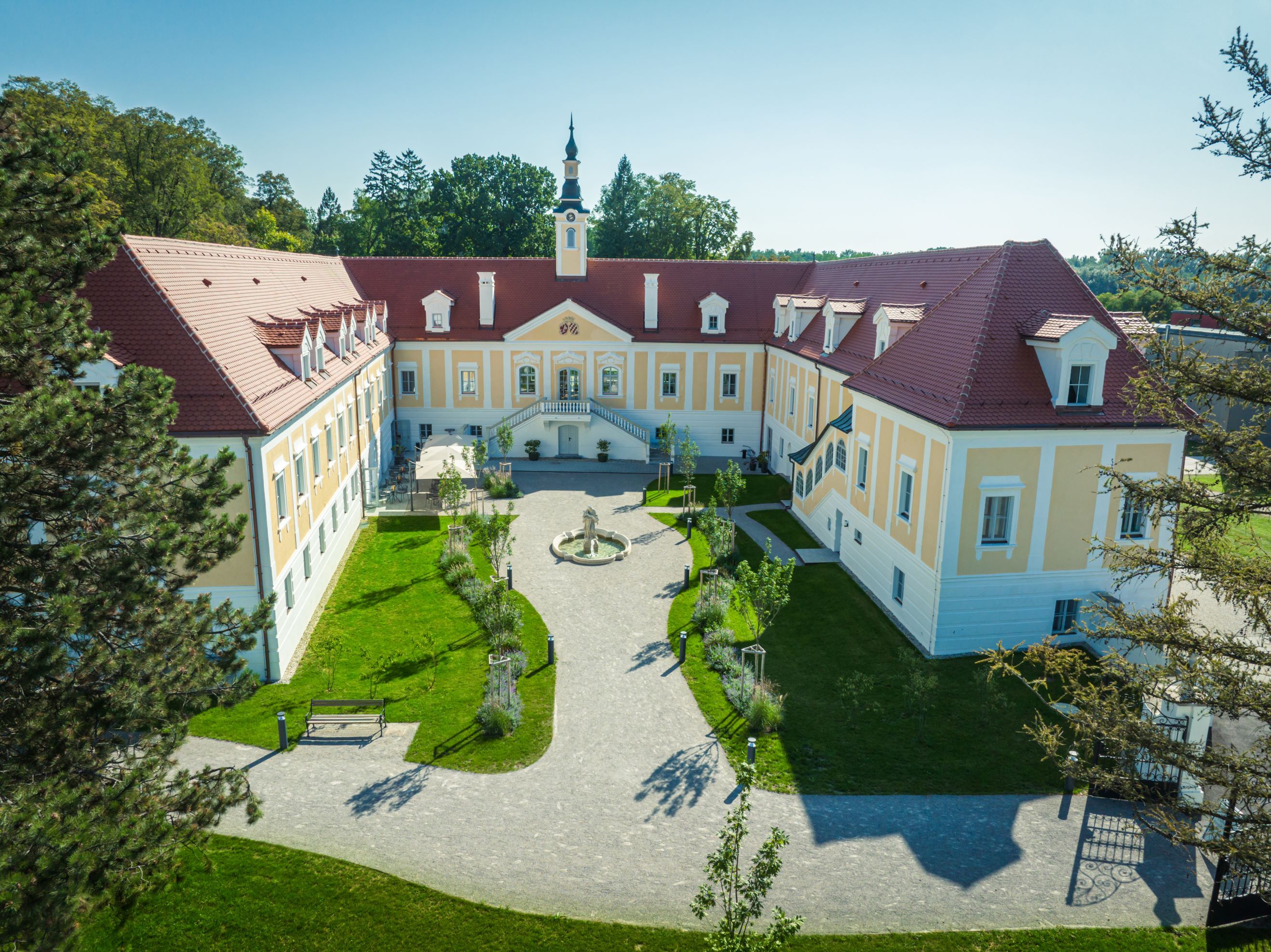 Luftaufnahme von Schloss Haindorf mit Innenhof und Garten.