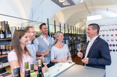 Weine kosten und kaufen im Ursin Haus, © Waldviertel Tourismus/Studio Kerschbaum