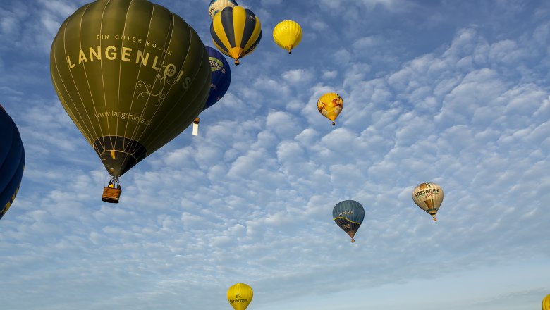Hei&szlig;luftballons am Himmel bei den Ballontagen Krems-Langenlois 2019.