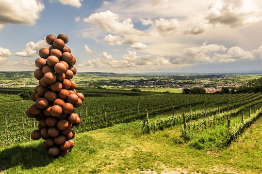 Skulptur „ohne Titel 2005“ von Heimo Zobernig am WEINWEG Langenlois, © POV Robert Herbst