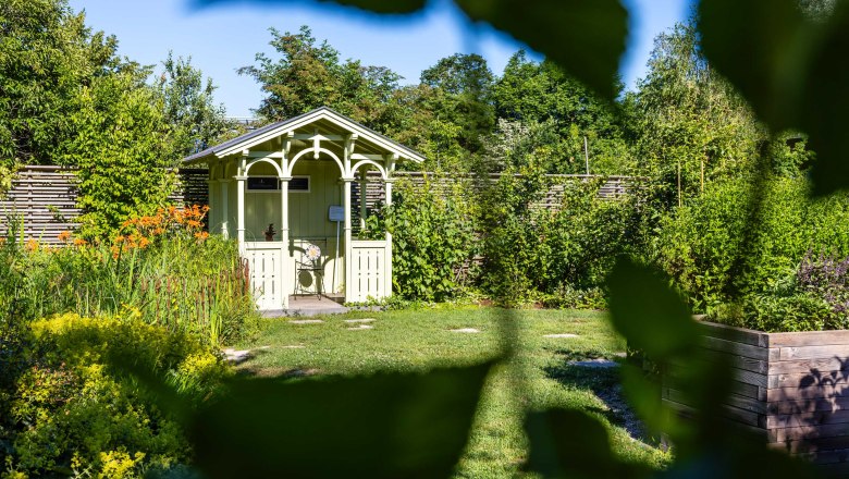 Gartenhäuschen in einem Mustergarten