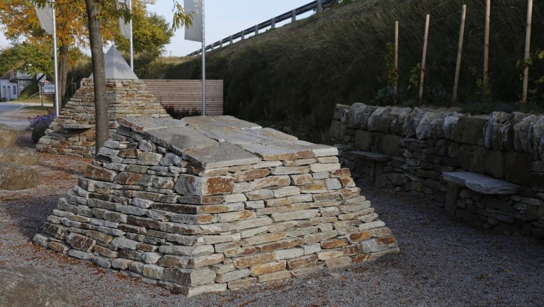 Natursteinpyramiden, &copy; Freunde der Gartenbauschule Langenlois