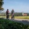 Radfahrer genie&szlig;en die frische Luft und die malerische Landschaft entlang des Kamptal Radwegs. Umgeben von sanften H&uuml;geln und &uuml;ppigen Wiesen, strahlt die Umgebung eine einladende Ruhe aus, die zum Verweilen einl&auml;dt.