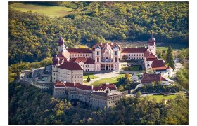 Luftaufnahme des Stifts Göttweig in Österreich, umgeben von Wald.