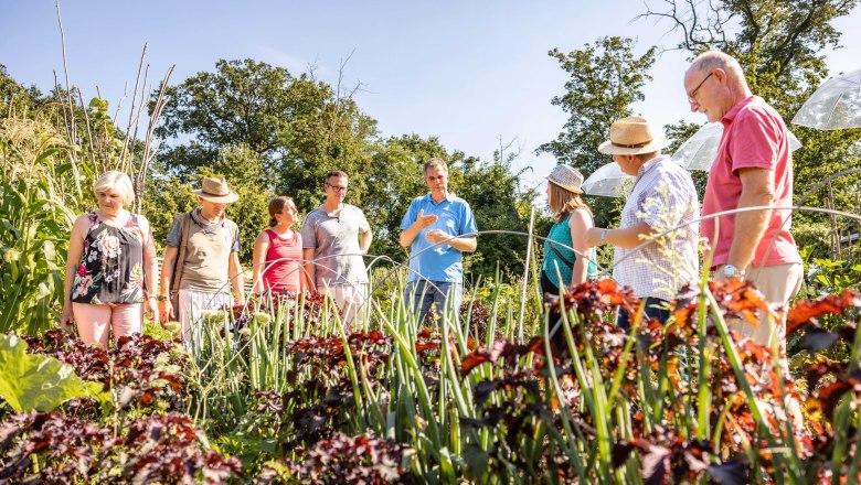 Gruppe von Menschen vor einem Beet