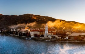 Stift Dürnstein im Herbstnebel
