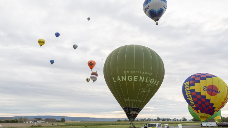 Hei&szlig;luftballons am Himmel bei den Ballontagen Krems-Langenlois 2019.
