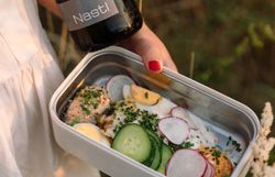 Ein Picknick im Sommer, umgeben von der sanften Hügellandschaft des Kamptals, lädt dazu ein, die köstlichen Aromen der Region zu genießen. Frische Gurken und Radieschen, zusammen mit einem spritzigen Most, schaffen eine perfekte Harmonie für entspannte Stunden in der Natur.